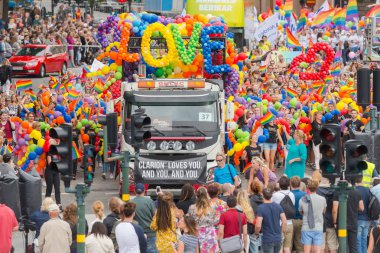 Stockholm gurur geçit töreninde aşk söyleyerek baloons kamyonla 