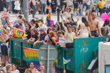 Mutlu insanlar ve dalgalanan bayrakları ile geçit Stockholm