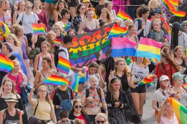 Gurur geçit töreninde mutlu p genç katılımcıların Stockholm