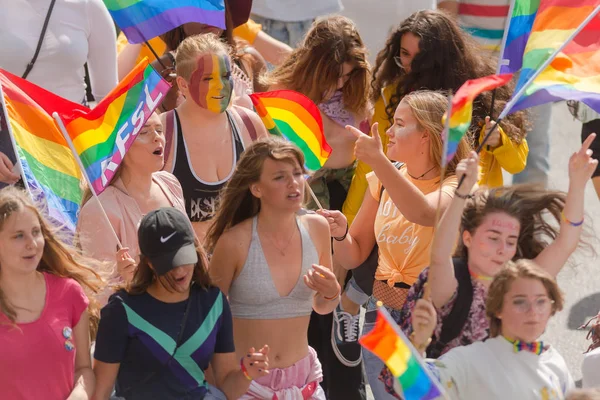 Gurur geçit töreninde mutlu p genç katılımcıların Stockholm