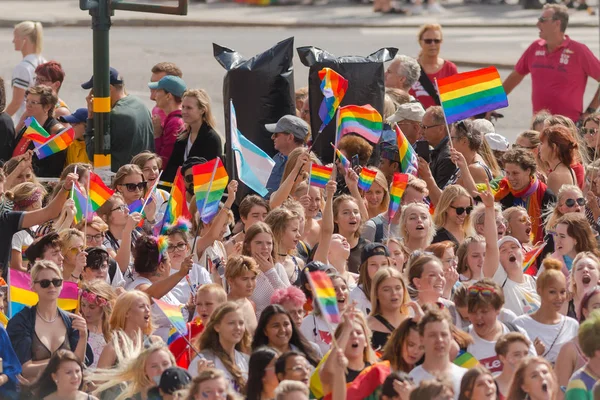 Gurur geçit töreninde mutlu p genç katılımcıların Stockholm