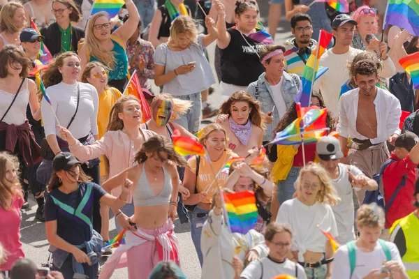 Gurur geçit töreninde mutlu p genç katılımcıların Stockholm