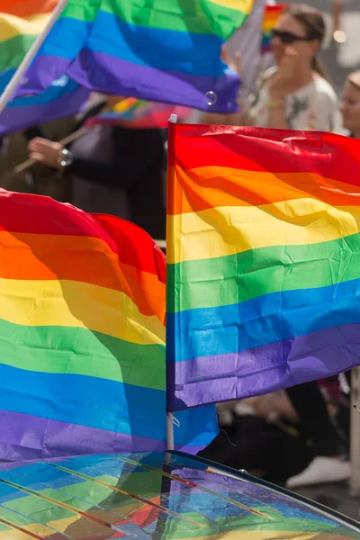 Primer plano de las banderas del arco iris en el desfile del Orgullo en Estocolmo con h —  Fotos de Stock