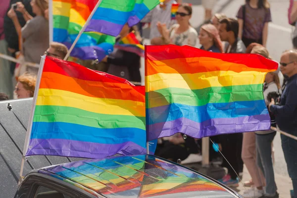 Primer plano de las banderas del arco iris en el desfile del Orgullo en Estocolmo con h —  Fotos de Stock