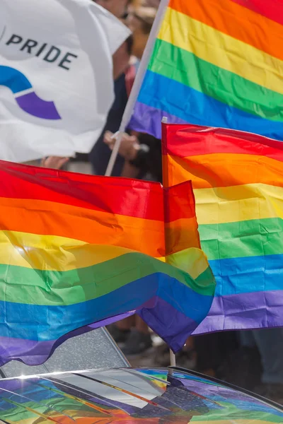 Primo piano delle bandiere arcobaleno alla sfilata Orgoglio a Stoccolma con h — Foto Stock