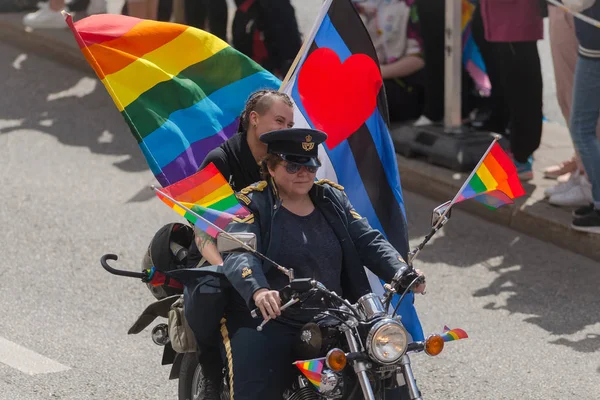 Motorbikes at the pride parade in Stockholm with happy people an — Stock Photo, Image