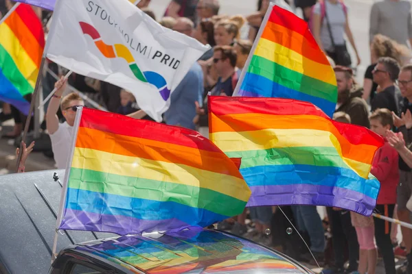 Primer plano de las banderas del arco iris en el desfile del Orgullo en Estocolmo con h —  Fotos de Stock