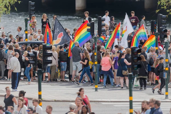 Multitud al lado del desfile del orgullo en Estocolmo con feliz pe — Foto de Stock