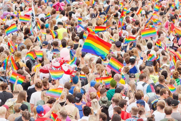 Mutlu insanlar ve dalgalanan bayrakları ile geçit Stockholm