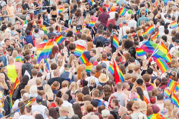 Desfile del orgullo en Estocolmo con gente feliz y banderas ondeando — Foto de Stock