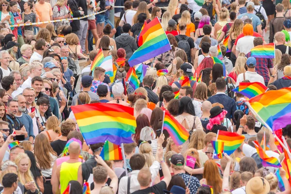 El colorido desfile del orgullo en Estocolmo con gente feliz y wav — Foto de Stock