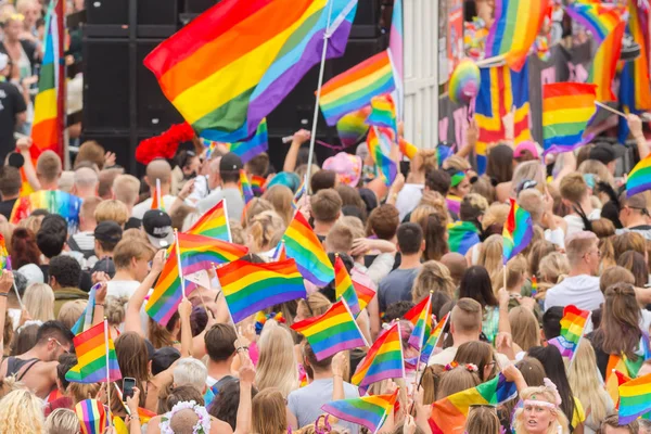 Mutlu insanlar ve wav ile renkli gurur geçit töreninde Stockholm