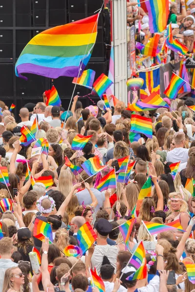 De kleurrijke pride-parade in Stockholm met gelukkige mensen en wav — Stockfoto