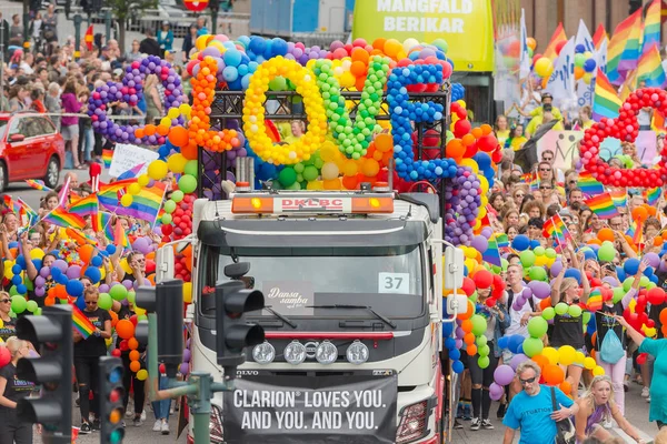Náklaďák s balónky říká láska na pride parade ve Stockholmu — Stock fotografie