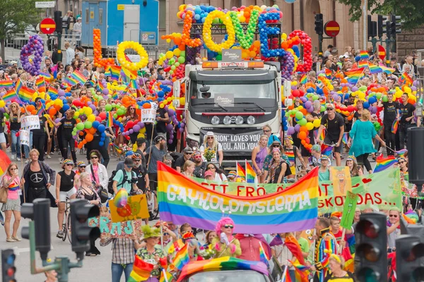 Caminhão com balões dizendo AMOR no desfile de orgulho em Estocolmo — Fotografia de Stock