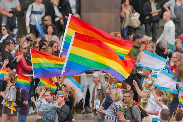 Detailní záběr na duhové vlajky na pride parade v Stockholmu s h — Stock fotografie
