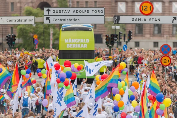 Desfile del orgullo en Estocolmo con gente feliz y banderas ondeando — Foto de Stock