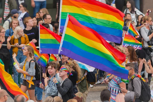 Närbild av regnbåge flaggor på pride paraden i Stockholm med h — Stockfoto