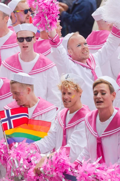 Норвежский хор под названием "Педики" на параде прайдов в Стоке — стоковое фото
