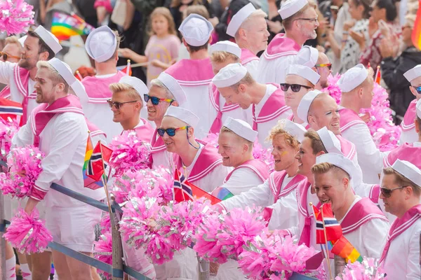 Norweigian choir called the Faggots at the pride parade in Stock — Stock Photo, Image