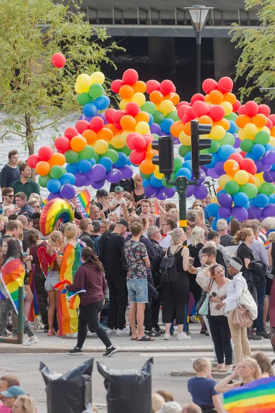 Coloridos globos en el desfile del orgullo en Estocolmo con gente feliz —  Fotos de Stock