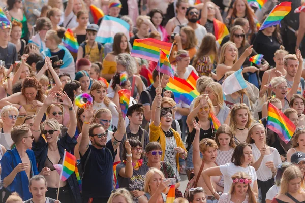 Jóvenes participantes en el desfile del orgullo en Estocolmo con feliz p —  Fotos de Stock