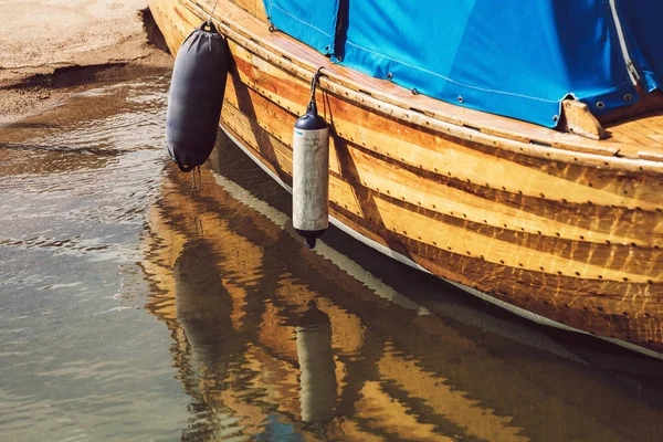 Detalhe de um clássico barco a motor de madeira com reflexos do w — Fotografia de Stock