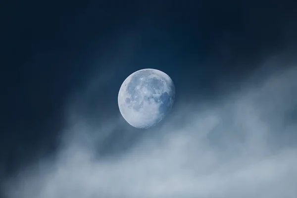 Луна со светлыми облаками в ее убывающей гиббийной фазе в течение утра — стоковое фото
