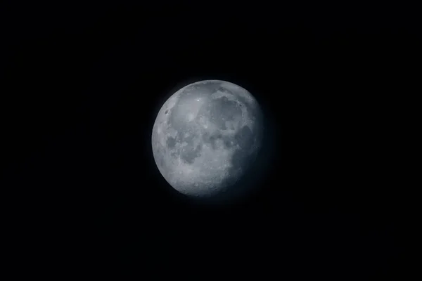 Luna splendente con su nero nella sua fase gibbous calante durante la vicinanza — Foto Stock