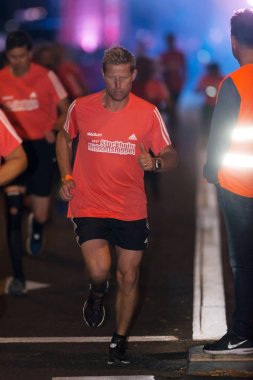 Gece yarısı çalıştırmak ya da Midnattsloppet Stockholm sokaklarında