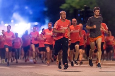 Gece yarısı çalıştırmak ya da Midnattsloppet Stockholm sokaklarında
