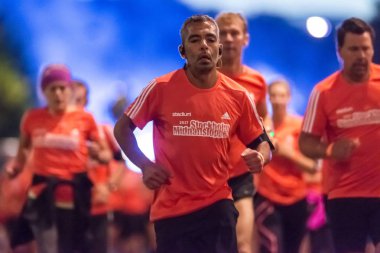 Gece yarısı çalıştırmak ya da Midnattsloppet Stockholm sokaklarında