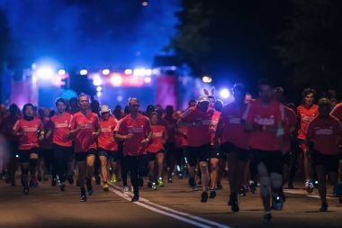 Gece yarısı çalıştırmak ya da Midnattsloppet Stockholm sokaklarında