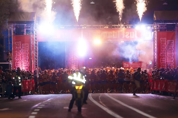 Start of the first seeded group at the midnight run or Midnattsl — Stock Photo, Image