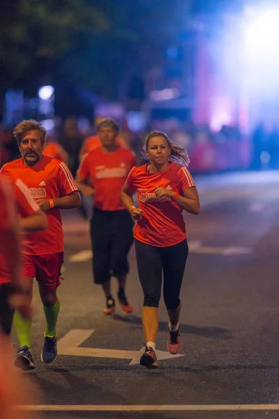 Gece yarısı çalıştırmak ya da Midnattsloppet Stockholm sokaklarında — Stok fotoğraf