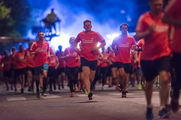 Gece yarısı çalıştırmak ya da Midnattsloppet Stockholm sokaklarında