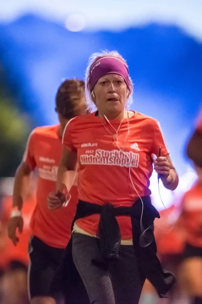 Mitternachtslauf oder Midnattsloppet auf den Straßen Stockholms — Stockfoto