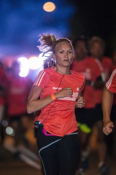 Полуночный пробег или Midnattsloppet на улицах Стокгольма — стоковое фото