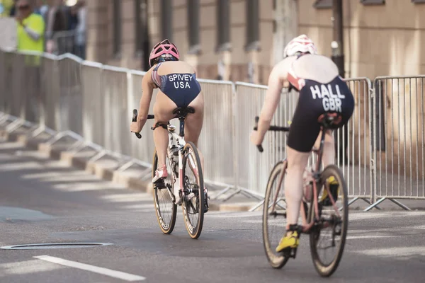 Taylor Spivey (EE.UU.) ciclismo en la serie de triatlón de la UIT para mujeres —  Fotos de Stock