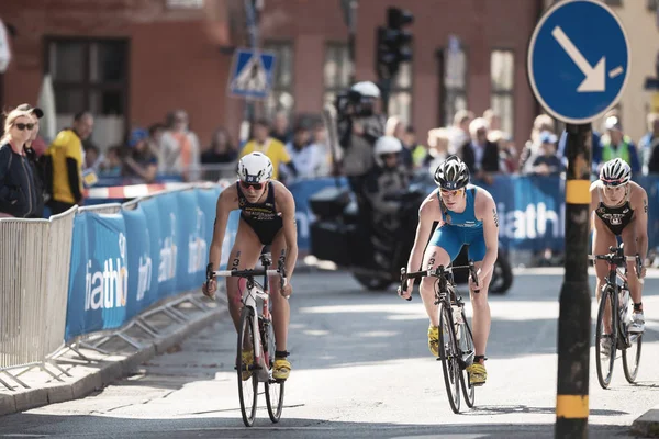 Persiguiendo el ciclismo en grupo en la serie de triatlón de la UIT para mujeres —  Fotos de Stock