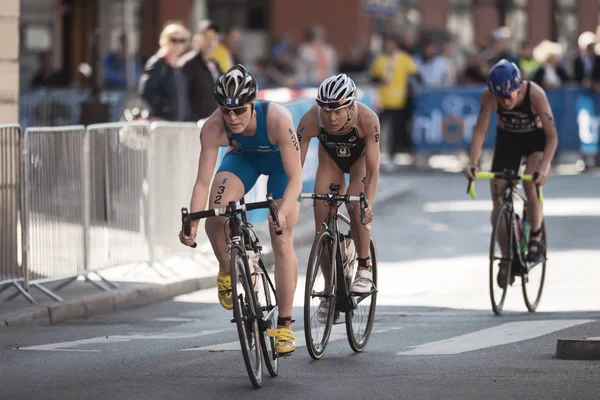 Persiguiendo el ciclismo en grupo en la serie de triatlón de la UIT para mujeres —  Fotos de Stock