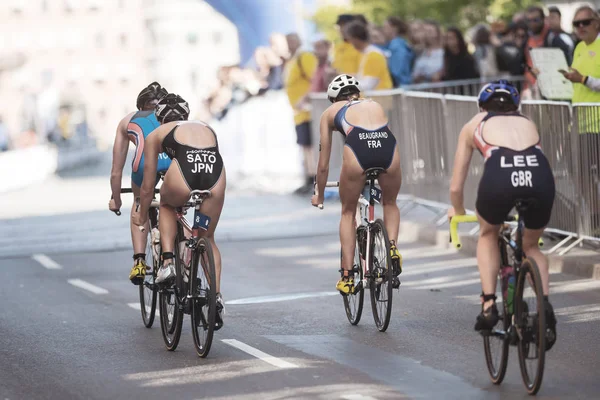 Persiguiendo grupo liderado por Lotte Miller (NOR) ciclismo en las mujeres I —  Fotos de Stock