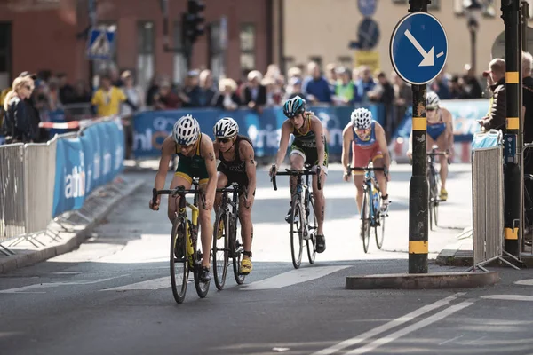 Chasing groep onder leiding van Ashleigh Gentle (Aus) fietsen in de vrouwen — Stockfoto