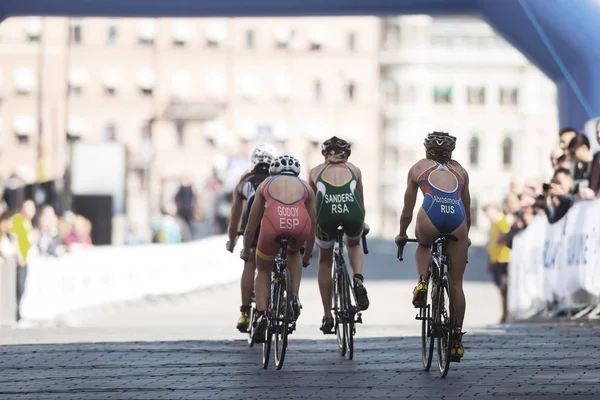 Persiguiendo el ciclismo en grupo en la serie de triatlón de la UIT para mujeres —  Fotos de Stock