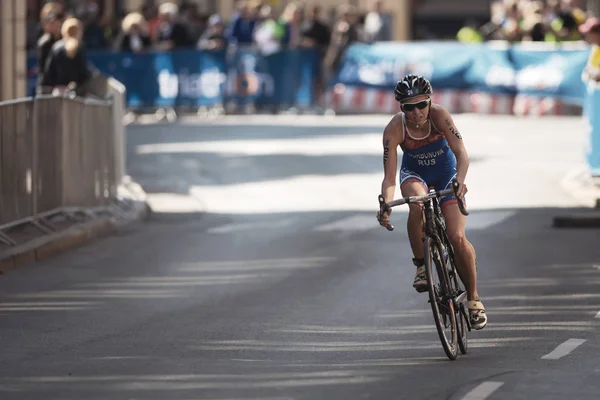 Anastasia Gorbunova (Rus) kadın ITU triatlon se Bisiklete binme — Stok fotoğraf