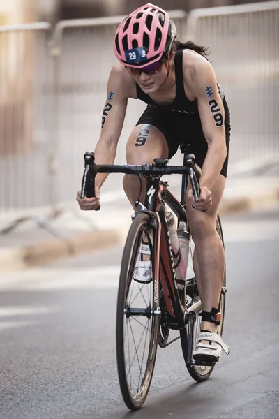 Deborah Lynch (NZL) ciclismo en la serie de triatlón de la UIT para mujeres —  Fotos de Stock