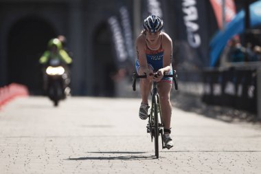 Maria Tchulko (Rus) kadın ITU triatlon serisi Bisiklete binme