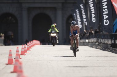 Maria Tchulko (Rus) kadın ITU triatlon serisi Bisiklete binme