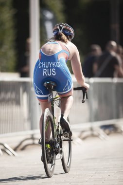 Maria Tchulko (Rus) kadın ITU triatlon serisi Bisiklete binme