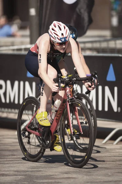 Lucy Hall (GBR) cycling in the womens ITU triathlon series. — Stock Photo, Image